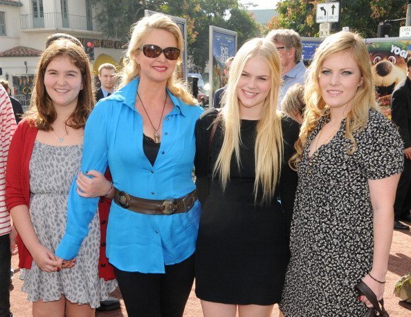  Donna Dixon and her kids at the Los Angeles Premiere of "Yogi Bear" on December 11, 2010 | Photo: Getty Images