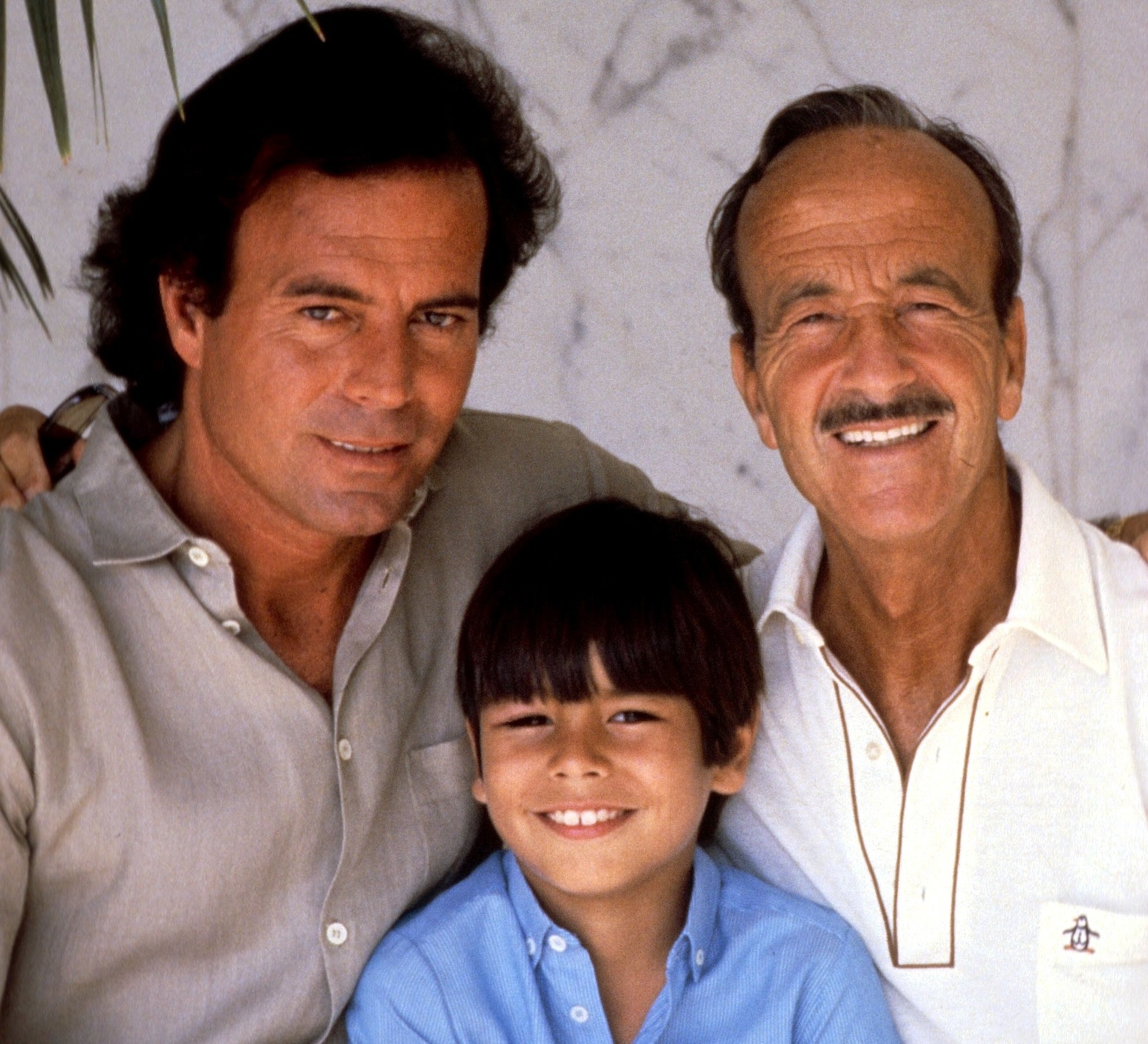 Julio Iglesias con su padre, Julio Iglesias Puga, y su hijo Julio José. | Foto: Getty Images