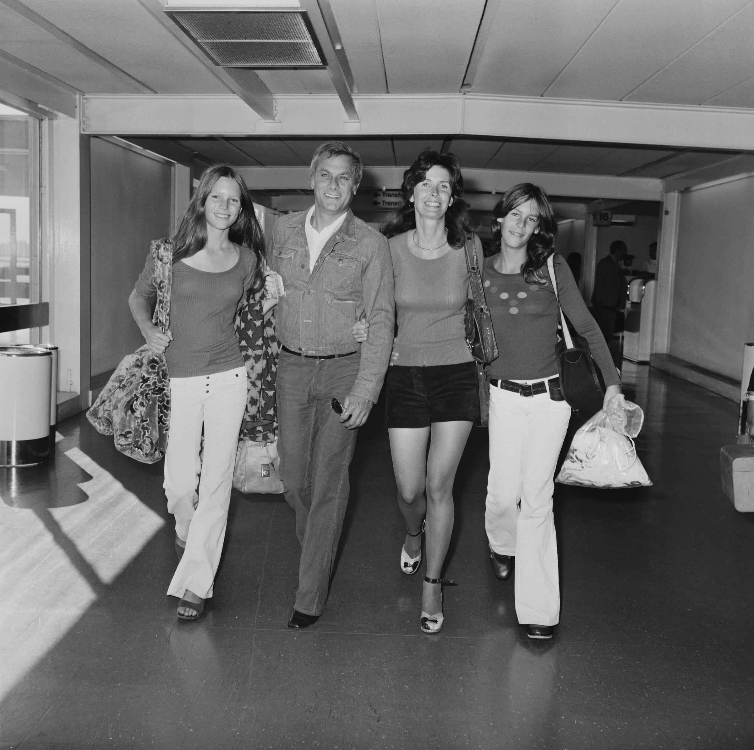 Tony Curtis with his wife Leslie and his daughters Kelly and Jamie Lee at London Airport in London, United Kingdom on August 27, 1971 | Source: Getty Images
