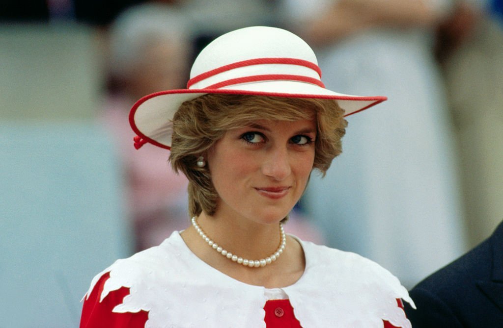 Diana, princesa de Gales, viste un atuendo con los colores de Canadá durante una visita de estado a Edmonton, Alberta. | Foto: Getty Images