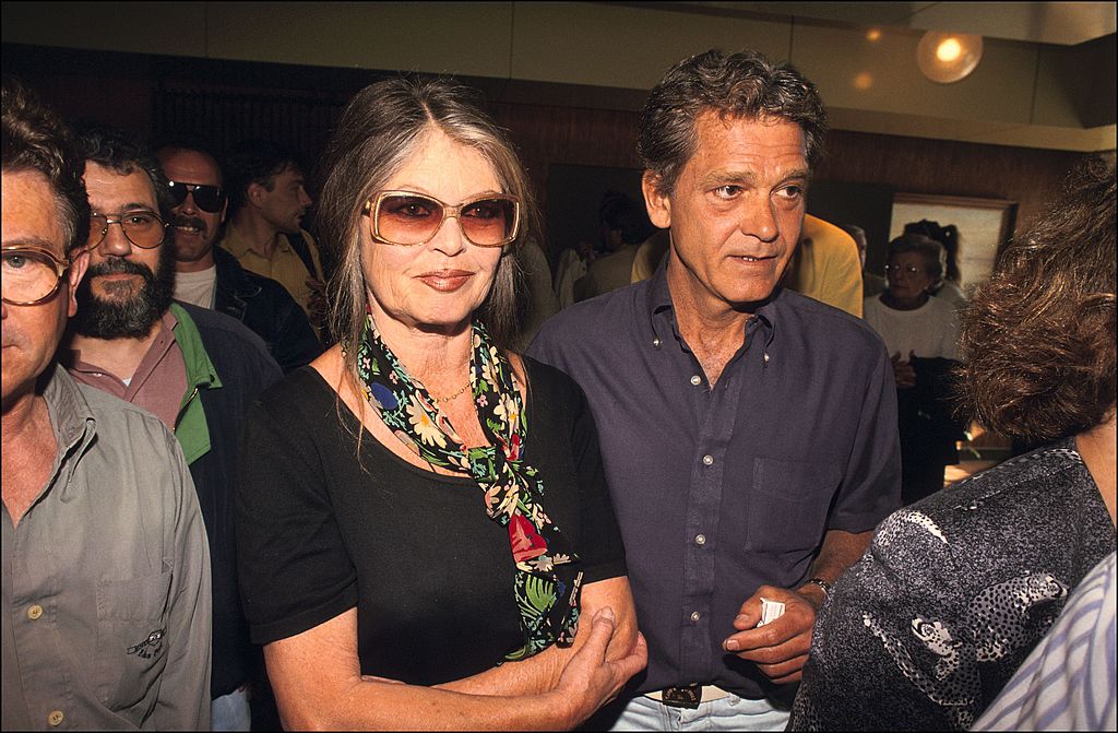 Brigitte Bardot avec son mari Bernard d'Ormale dans le Médoc, France le 1er mai 1994. | Photo : Getty Images