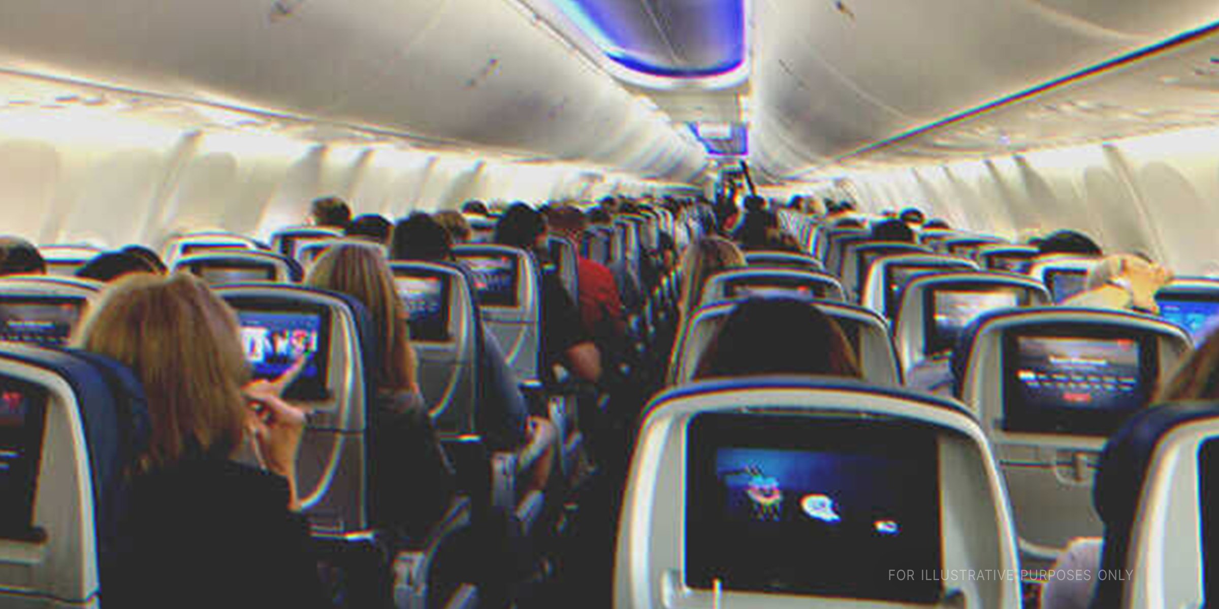 Pasajeros sentados en un avión. | Foto: Shutterstock