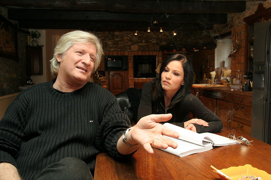 atrick SEBASTIEN et son épouse Françoise dans la cusinie de leur propriété de MARTEL, près de Brive -la -Gaillarde, avec posés sur la table devant lui, le manuscrit de son roman 'Vitriol menthe' et un cendrier avec une cigarette allumée. | Photo : Getty Images