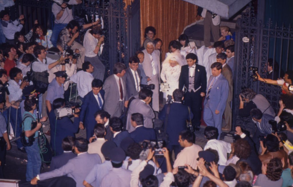 Diego Maradona y Claudia Villafañe saliendo de la iglesia Santísimo Sacramento tras su boda, el 7 de noviembre de 1989 en Buenos Aires, Argentina. | Foto: Getty Images