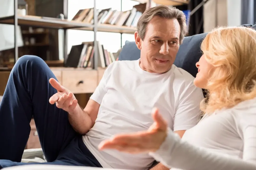 Une photo d'un couple en train de discuter | Photo : Shutterstock