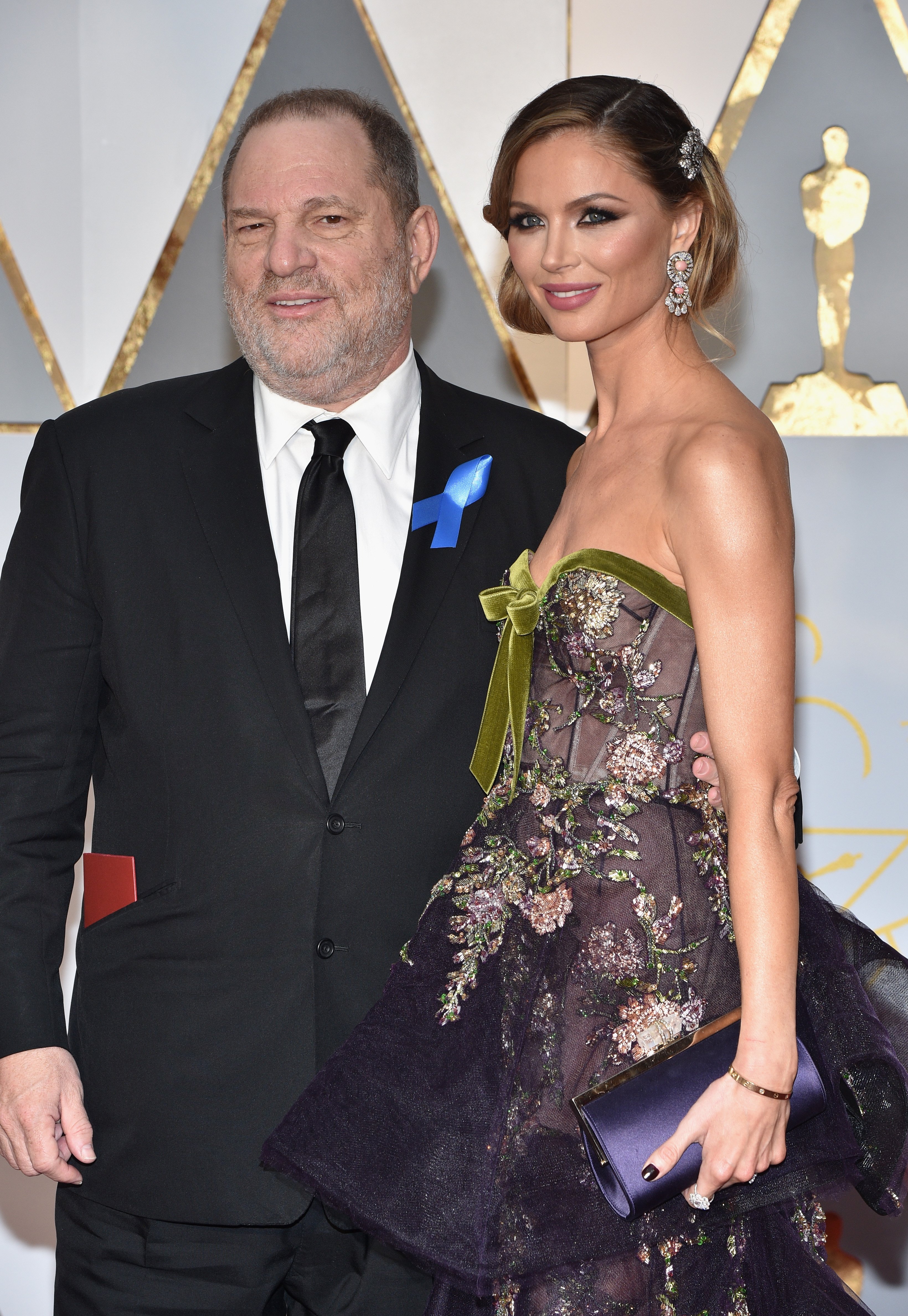 El productor Harvey Weinstein (L) y la diseñadora de moda Georgina Chapman asisten a la 89a Anual de los Premios de la Academia en el Hollywood & Highland Center el 26 de febrero de 2017 en Hollywood, California. | Foto: Getty Images El productor Harvey Weinstein (L) y la diseñadora de moda Georgina Chapman asisten a la 89a Anual de los Premios de la Academia en el Hollywood & Highland Center el 26 de febrero de 2017 en Hollywood, California. | Foto: Getty Images