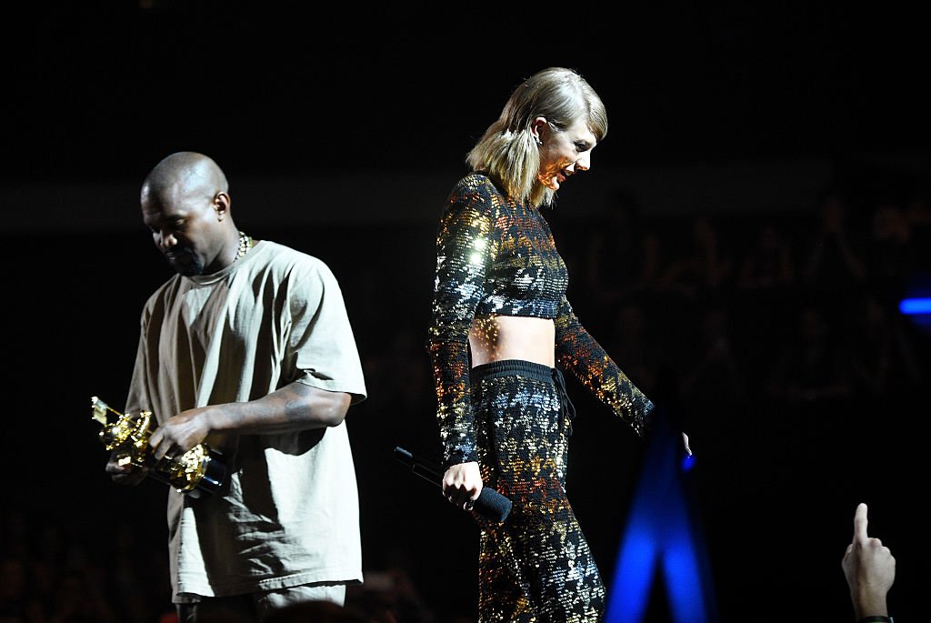 Recording artist Kanye West accepts the Vanguard Award from recording artist Taylor Swift onstage during the 2015 MTV Video Music Awards at Microsoft Theater on August 30, 2015 | Photo: Getty Images
