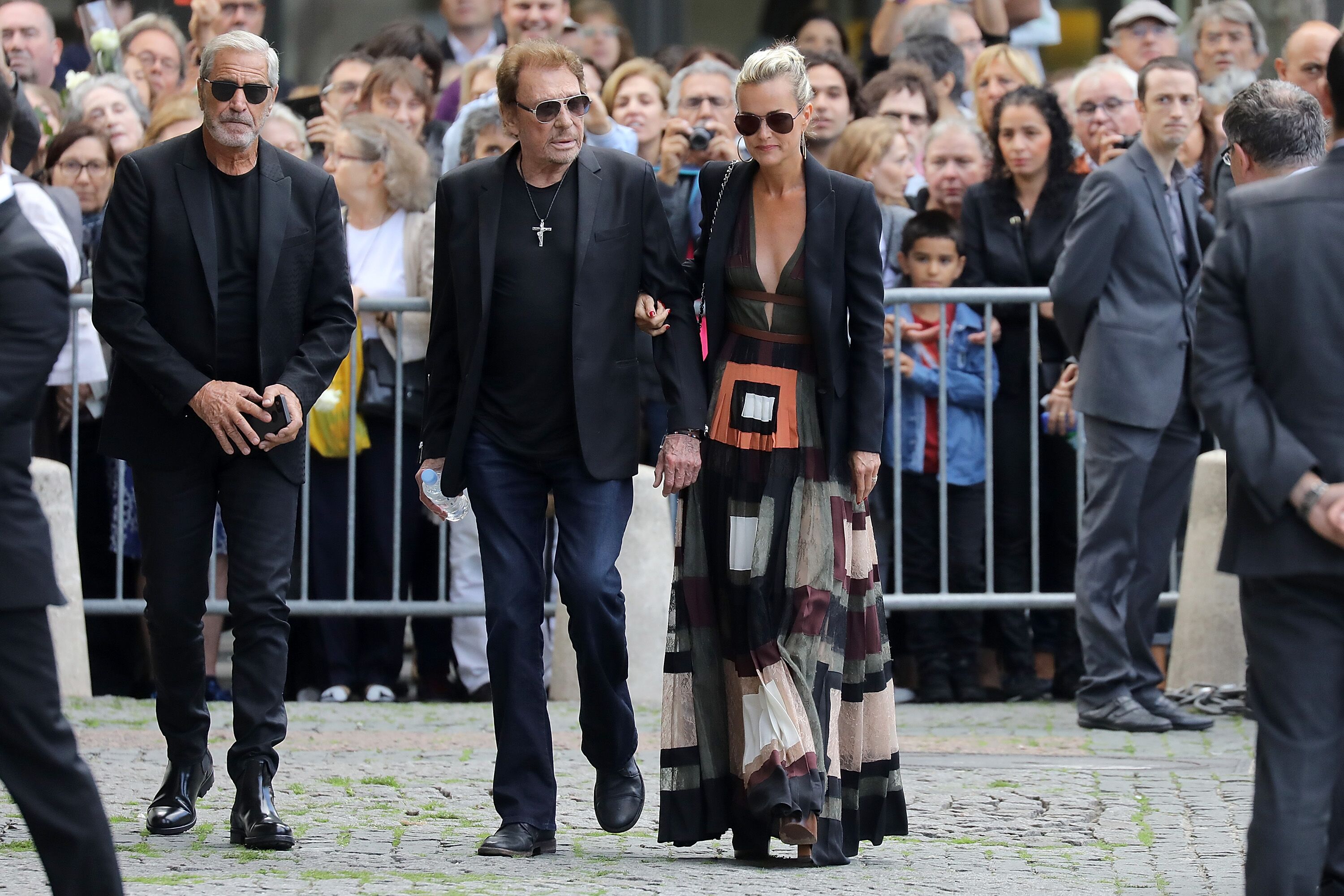 Johnny et Laetitia Hallyday assistent aux funérailles de Mireille Darc à l'église Saint-Sulpice à Paris, France. | Photo : Getty Images