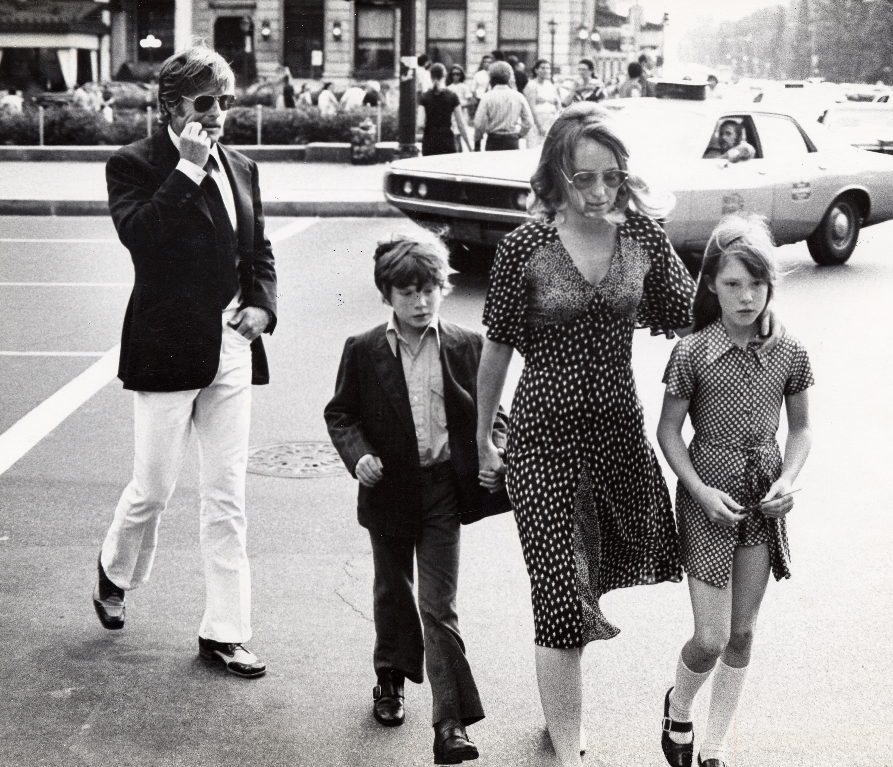 Robert Redford and Lola Van Wagenen with their two kids, as seen on June 24, 1971 | Source: Getty Images