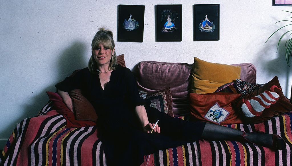 Marianne Faithfull posiert im Juli 1980 in ihrer Londoner Wohnung. (Foto von Anwar Hussein) I Quelle: Getty Images