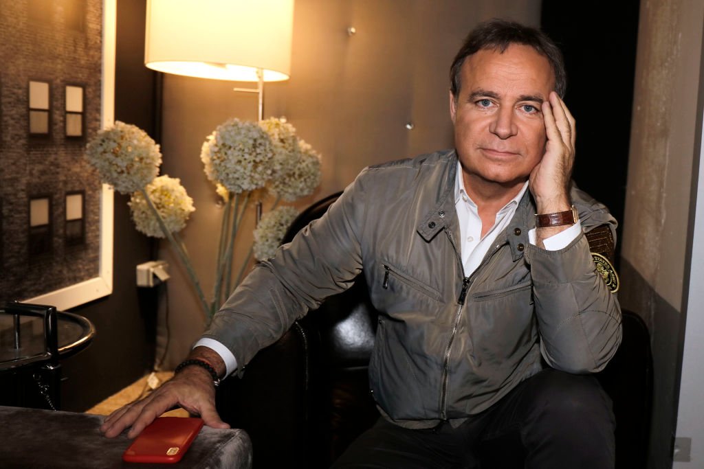 Attaché de presse, chroniqueur radio et télévision, auteur d'ouvrages sur les chansons françaises, Fabien Lecoeuvre pose lors d'une séance de portrait le 24 octobre 2019 à Paris, France. | Photo : Getty Images
