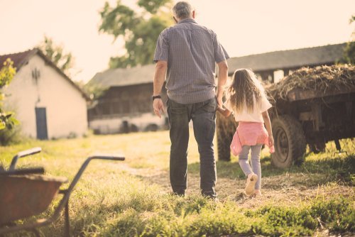 Grandfather and granddaughter on a walk. | Source: Shutterstock.