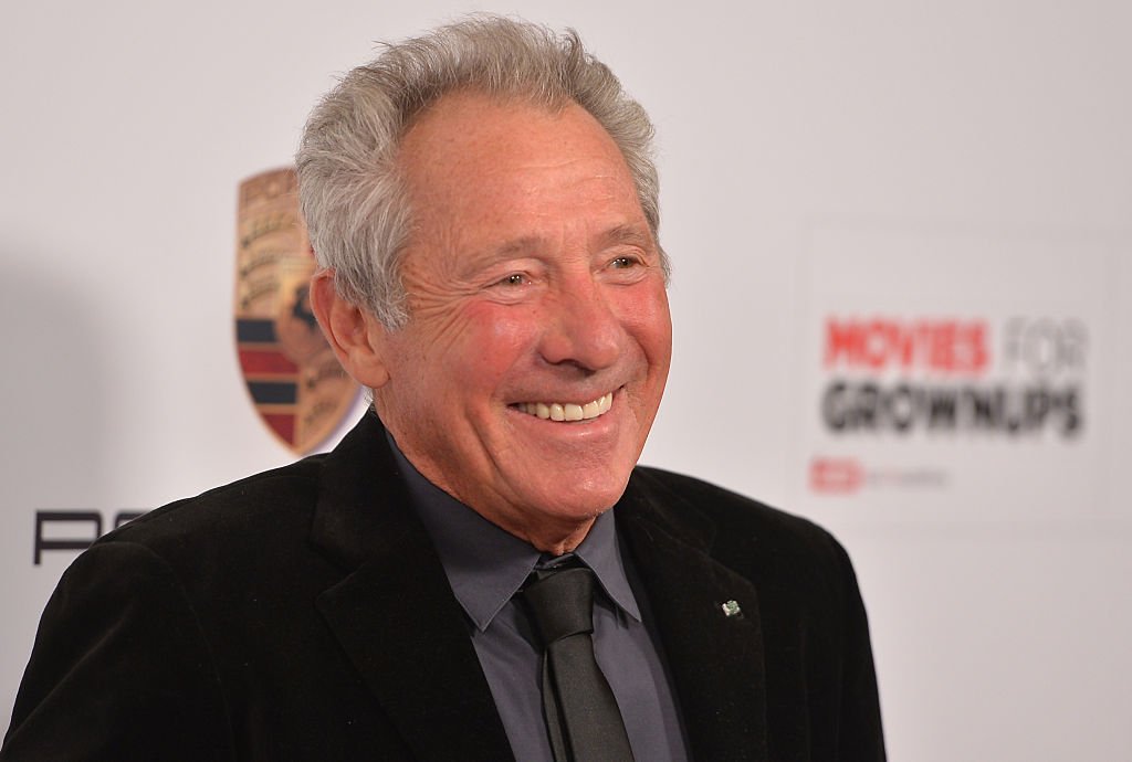  Israël Horovitz souriant. | Photo : Getty Images