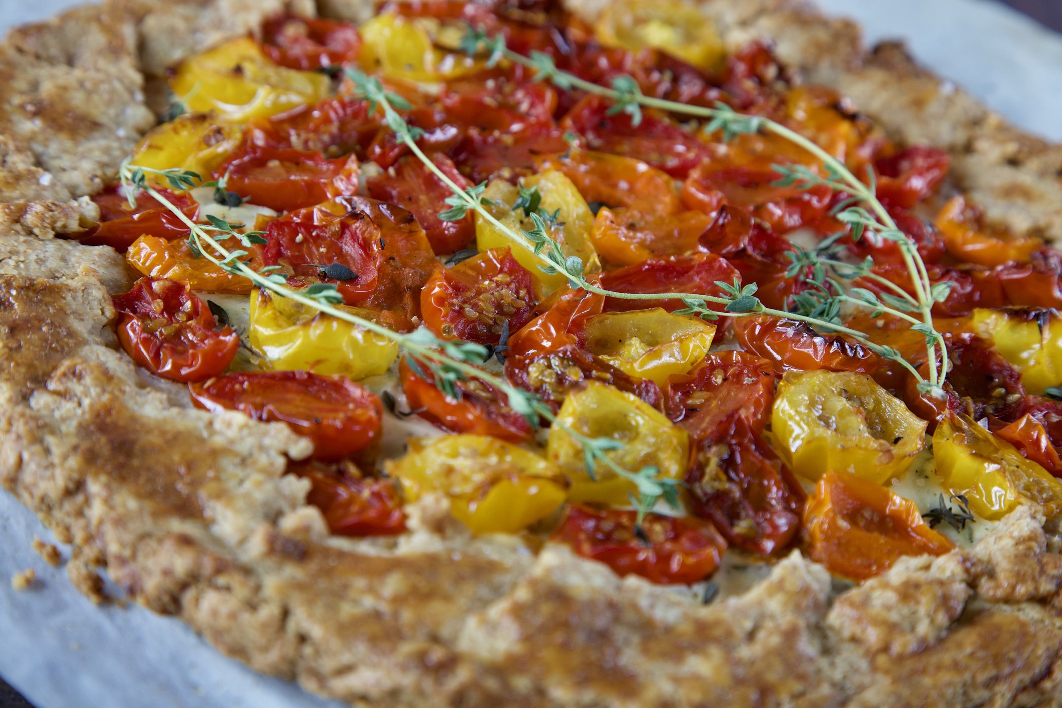 Une galette à base de tomates cerises anciennes, de pâte complète, de thym et d'ail. | Photo : Getty Images