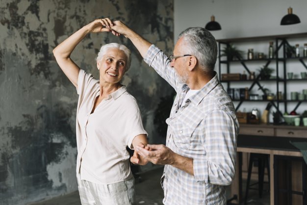Un couple des seniors dansants | Photo: Freepik