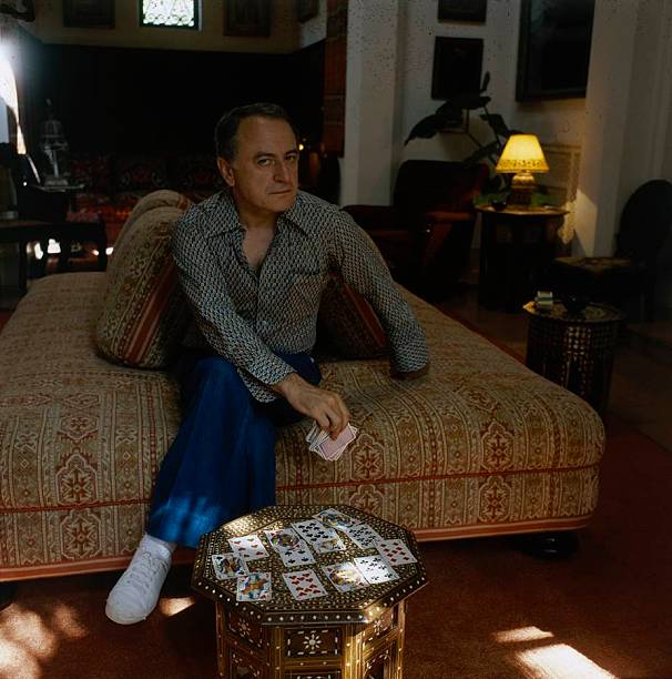 Pierre Bergé est dans son appartement et joue aux cartes | Photo : Getty Images Pierre Bergé est dans son appartement et joue aux cartes | Photo : Getty Images