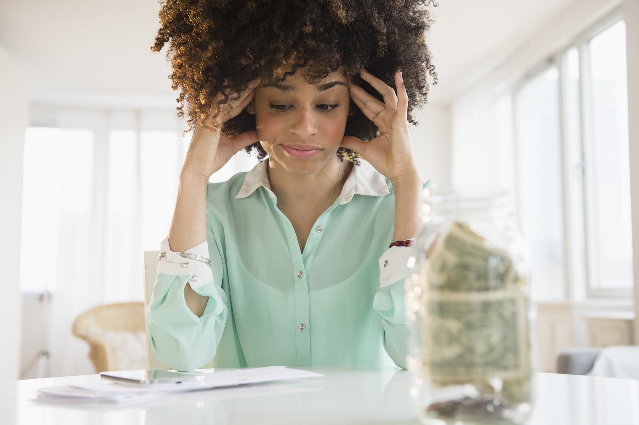 Gestresste Frau, die sich Sorgen um das Bezahlen von Rechnungen macht. I Quelle: Getty Images