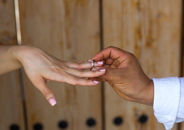 A man proposing to his woman. | Photo: Getty Images