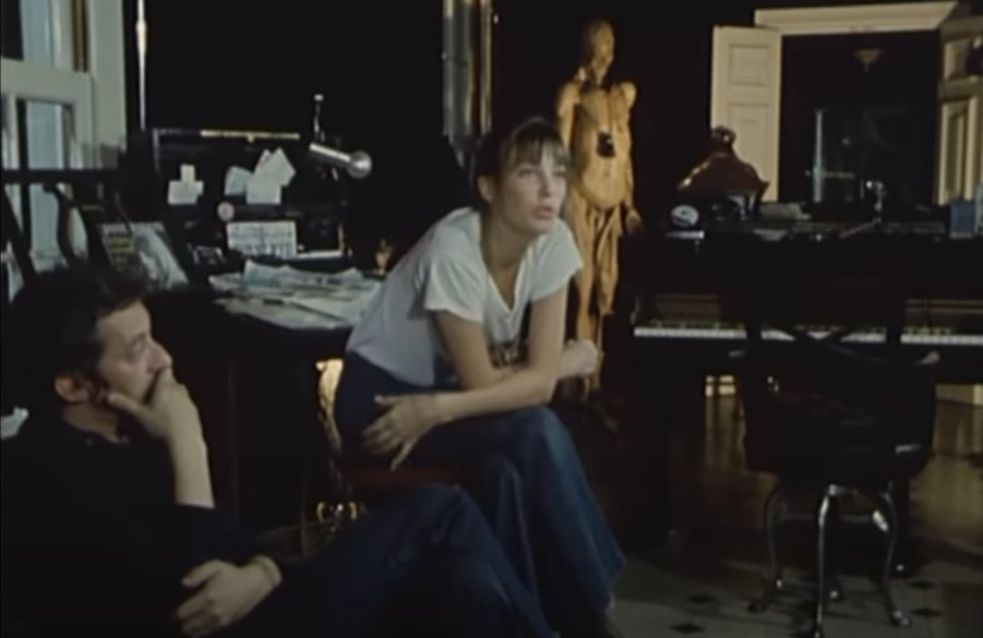 Capture d'écran de l'archive "1972 : À la maison avec Serge Gainsbourg et Jane Birkin." | Photo : Youtube/INA Stars