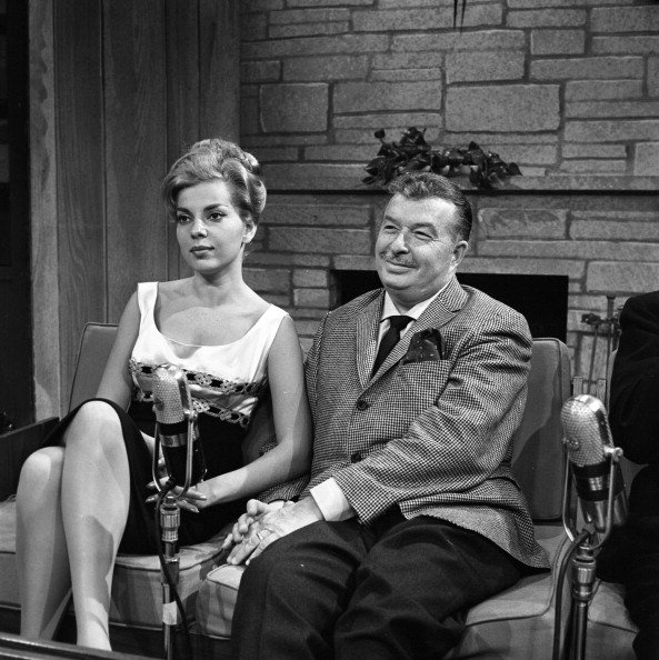  Xavier Cugat y su esposa cantante Abbe Lane aparecen en el "Hy Gardner Show" en WNEW el 25 de noviembre de 1969 en Nueva York, Nueva York. | Foto: Getty Images