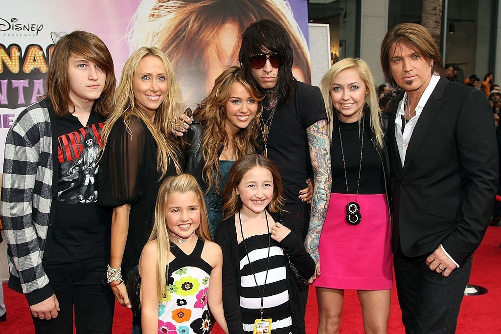 Miley Cyrus and father Billy Ray Cyrus attend the "Hannah Montana The Movie" Premiere at the El Capitan Theatre, 2 April, 2009 | Photo: GettyImages Miley Cyrus and father Billy Ray Cyrus attend the "Hannah Montana The Movie" Premiere at the El Capitan Theatre, 2 April, 2009 | Photo: GettyImages