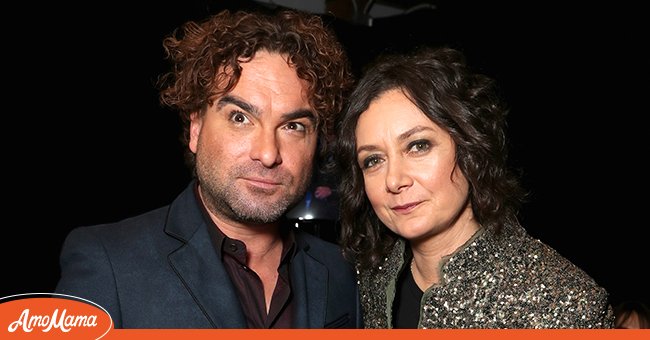 Johnny Galecki and Sara Gilbert pose backstage during the 2018 E! People's Choice Awards held at the Barker Hangar on November 11, 2018 | Source: Getty Images