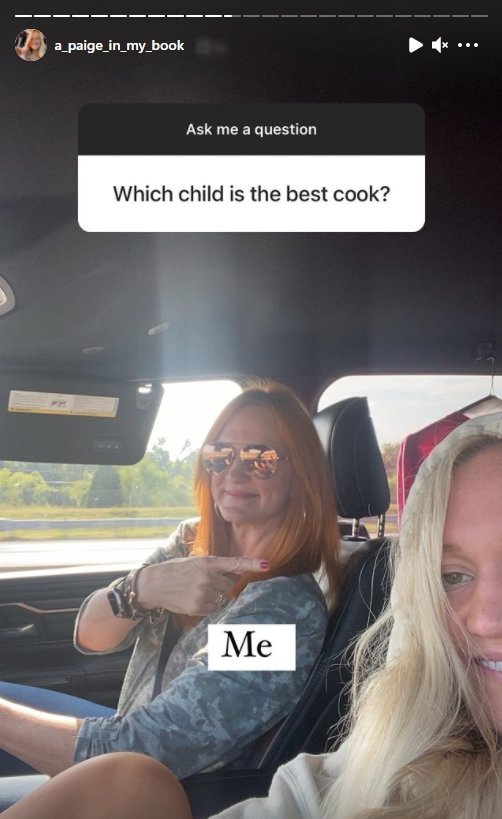 Ree Drummond and her daughter hosting an Instagram "Q&A" session during a road trip | Photo: Instagram/a_paige_in_my_book