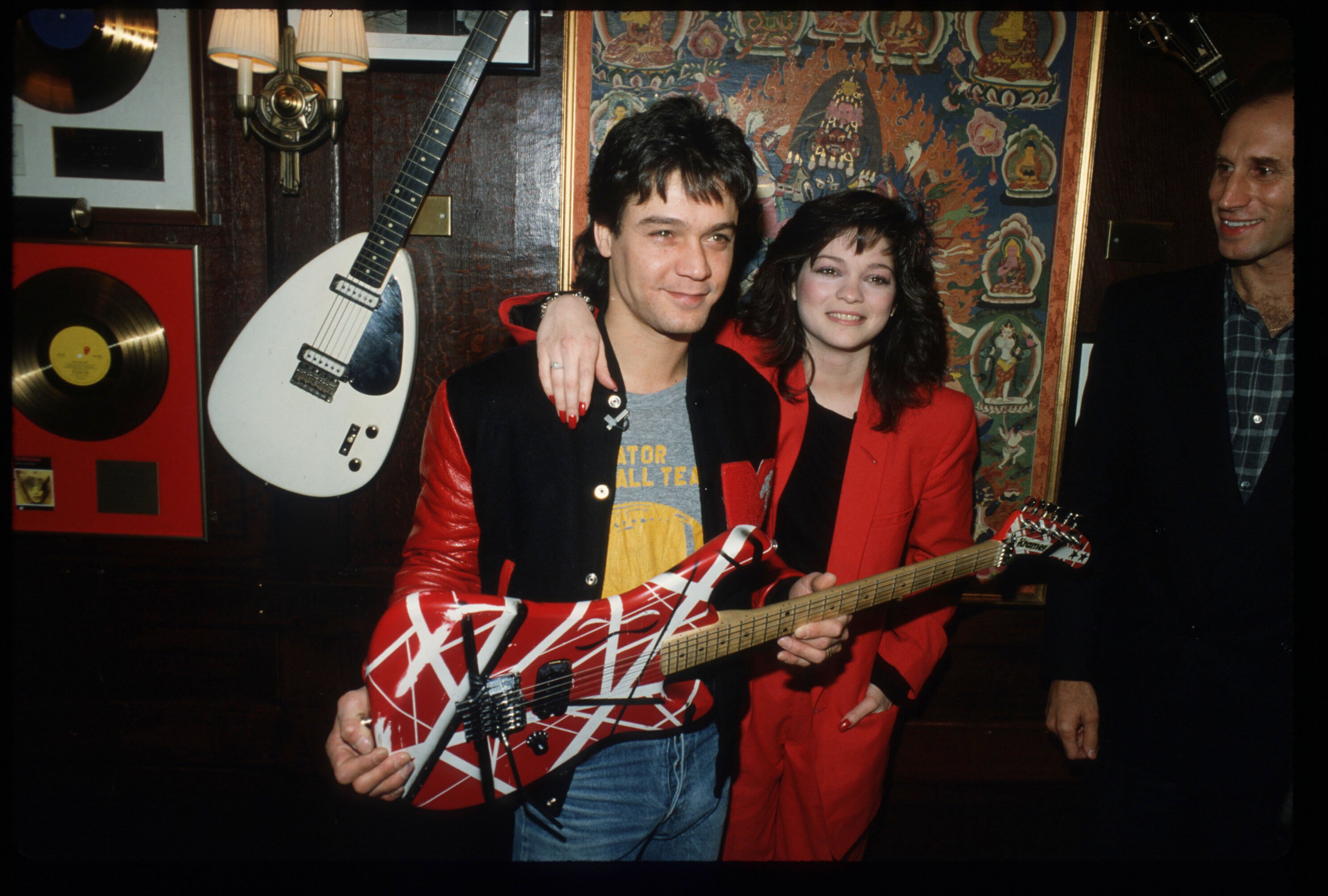 Eddie Van Halen and Valerie Bertinelli at the Hard Rock Cafe on February 18, 1995 in New York City. | Source: Getty Images