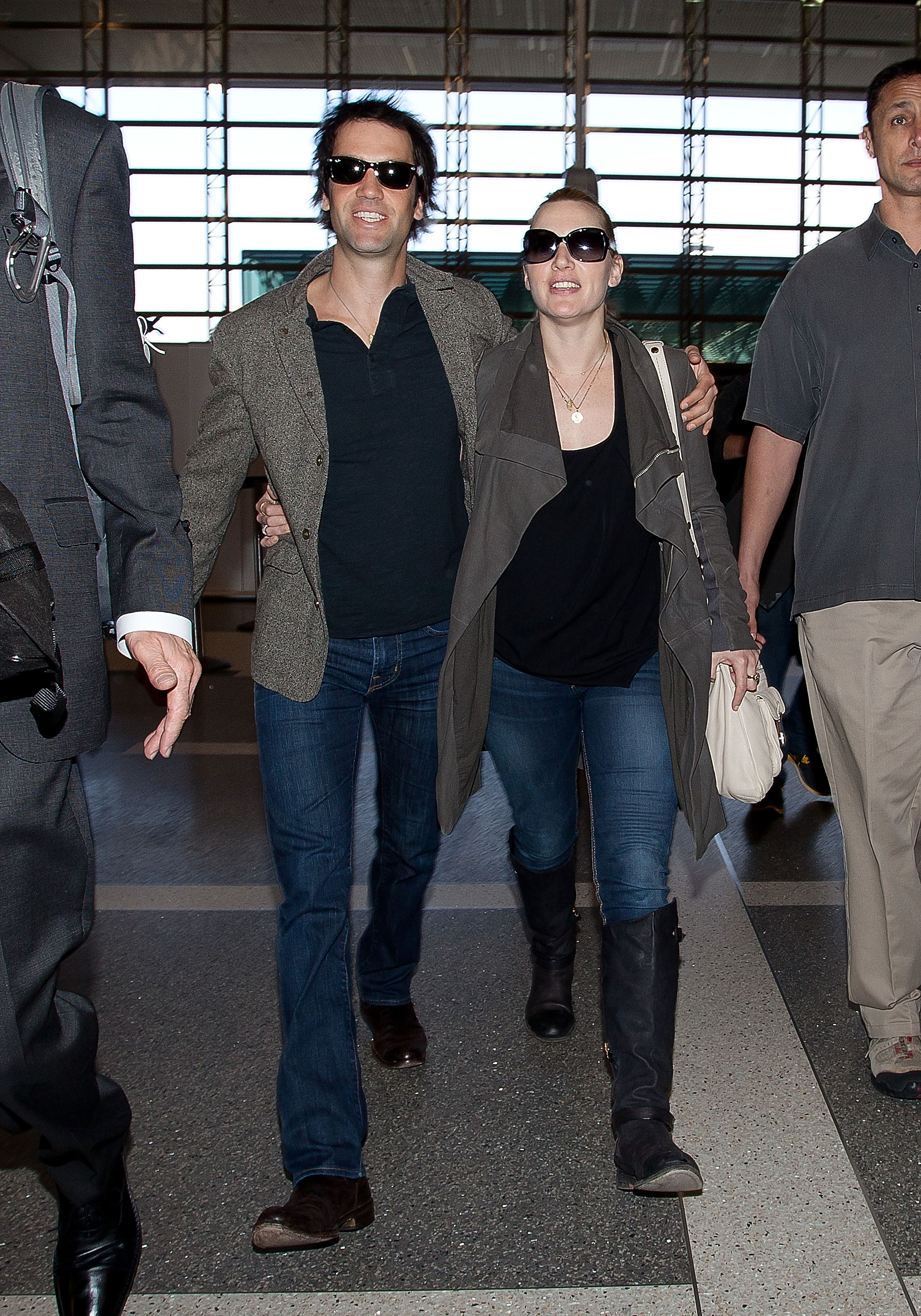 Kate Winslet and Edward Abel Smith at Los Angeles International Airport on January 16, 2012, in Los Angeles, California. | Source: Getty Images