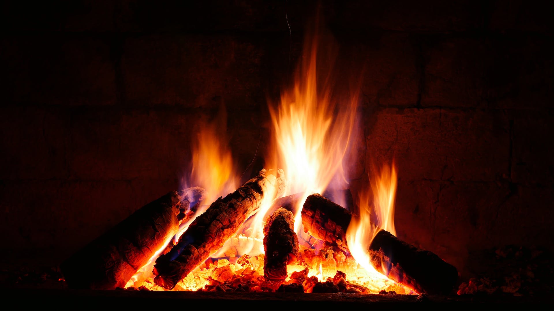 A lit fireplace | Source: Pexels