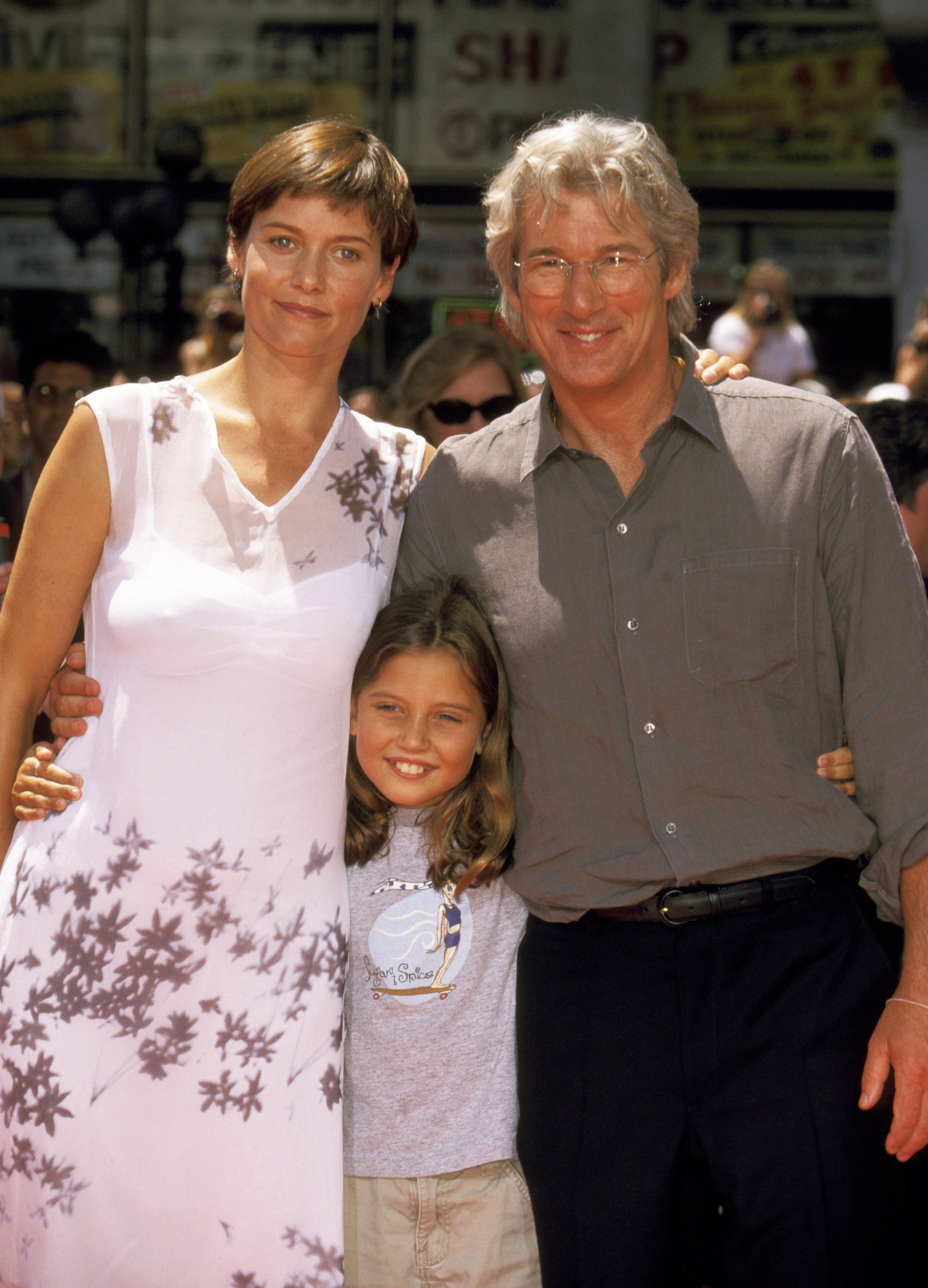 Richard Gere and Carey Lowell with her daughter Hannah in Hollywood 1999. | Source: Getty Images