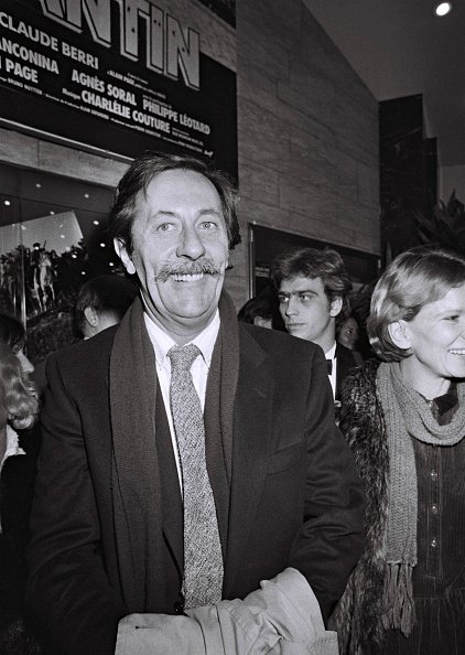 L'acteur français Jean Rochefort sort du cinéma Gaumont des Champs-Elysées.|Photo : Getty Images
