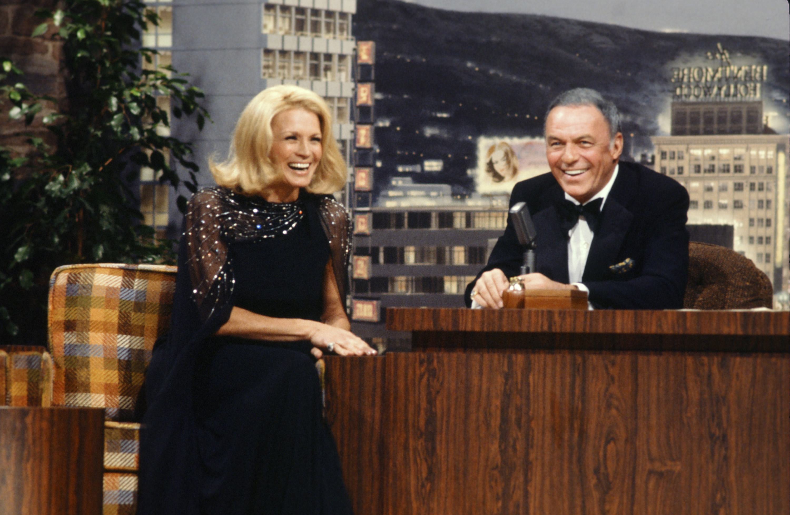 Angie Dickinson with Frank Sinatra as guest host on "The Tonight Show Starring Johnny Carson" on November 14, 1977 | Source: Getty Images