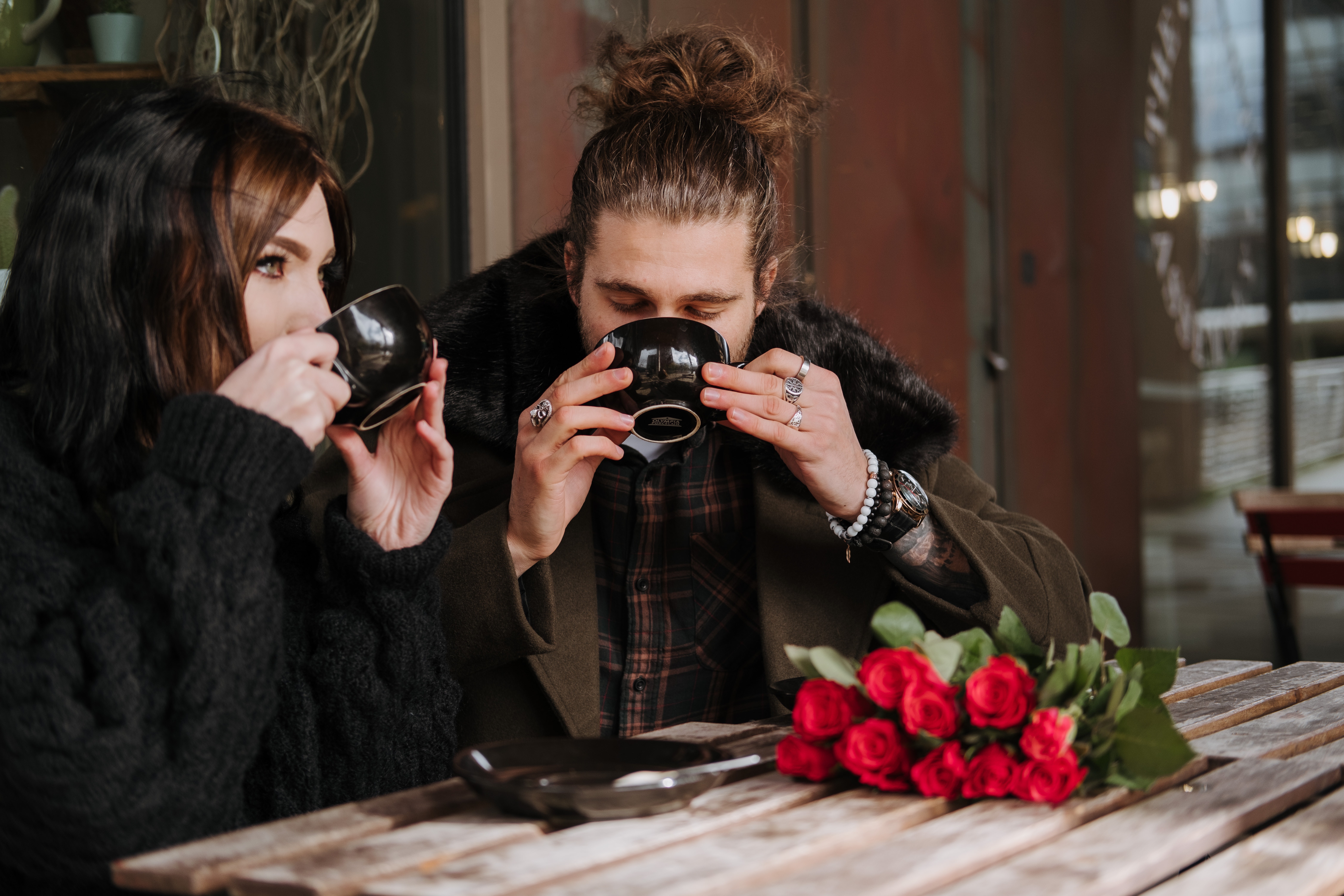 A couple drinking coffee together. | Source: Pexels