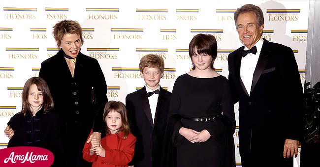 Warren Beatty poses with wife Annette Bening and children Isabel, Ella, Benjamin and Kathlyn at the 27th Annual Kennedy Center Honors at U.S. Department of State, December 4, 2004 | Photo: Getty Images