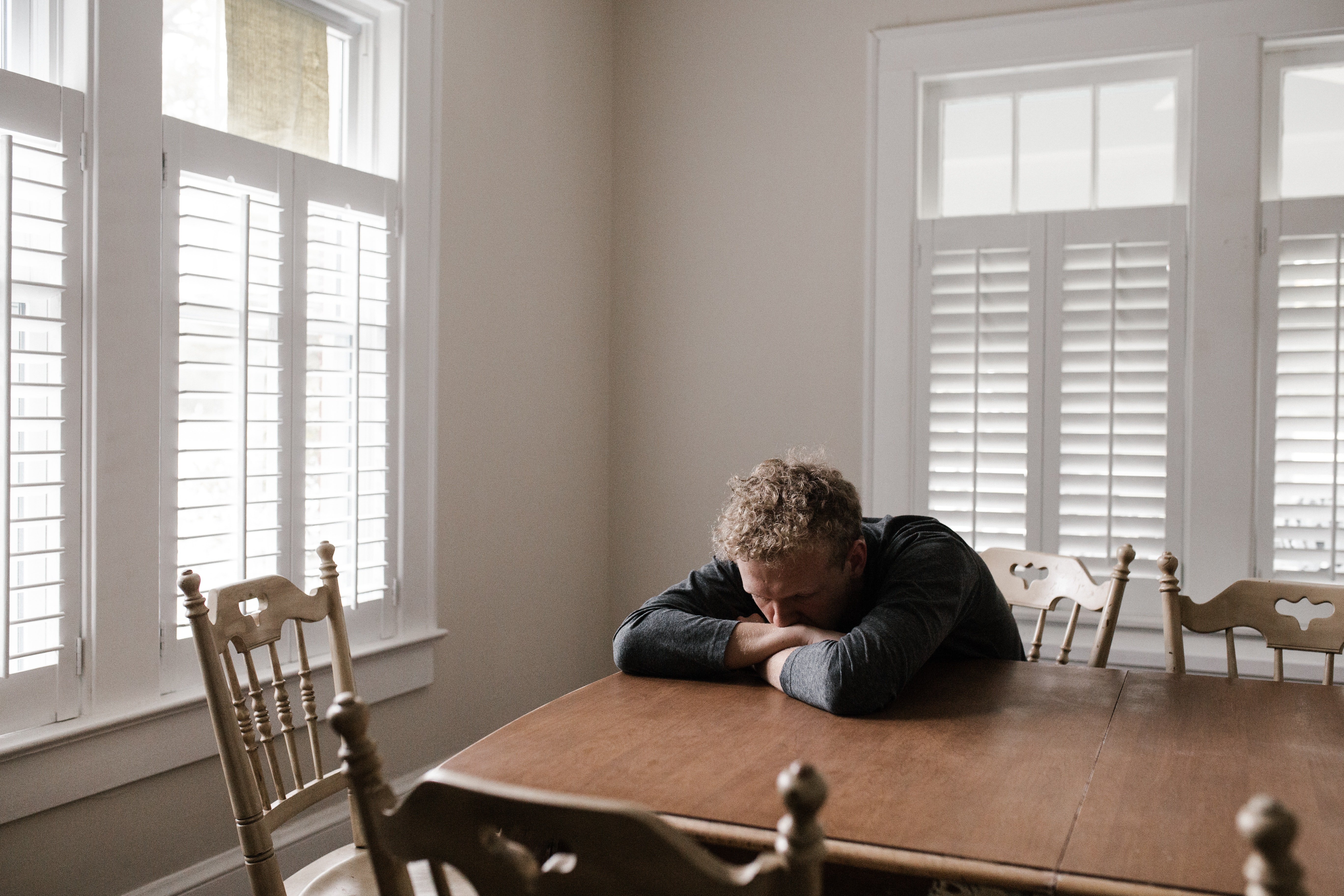 Distressed man sitting alone | Photo: Pexels