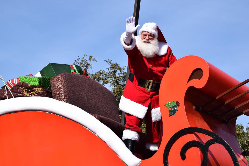 Hombre vestido de Papá Noel en un trineo. | Foto: Pixabay