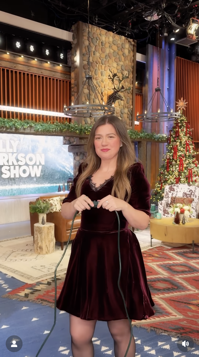 Kelly Clarkson debuts her cozy and chic holiday look, as seen in a video dated December 10, 2025 | Source: Instagram/kellyclarksonshow