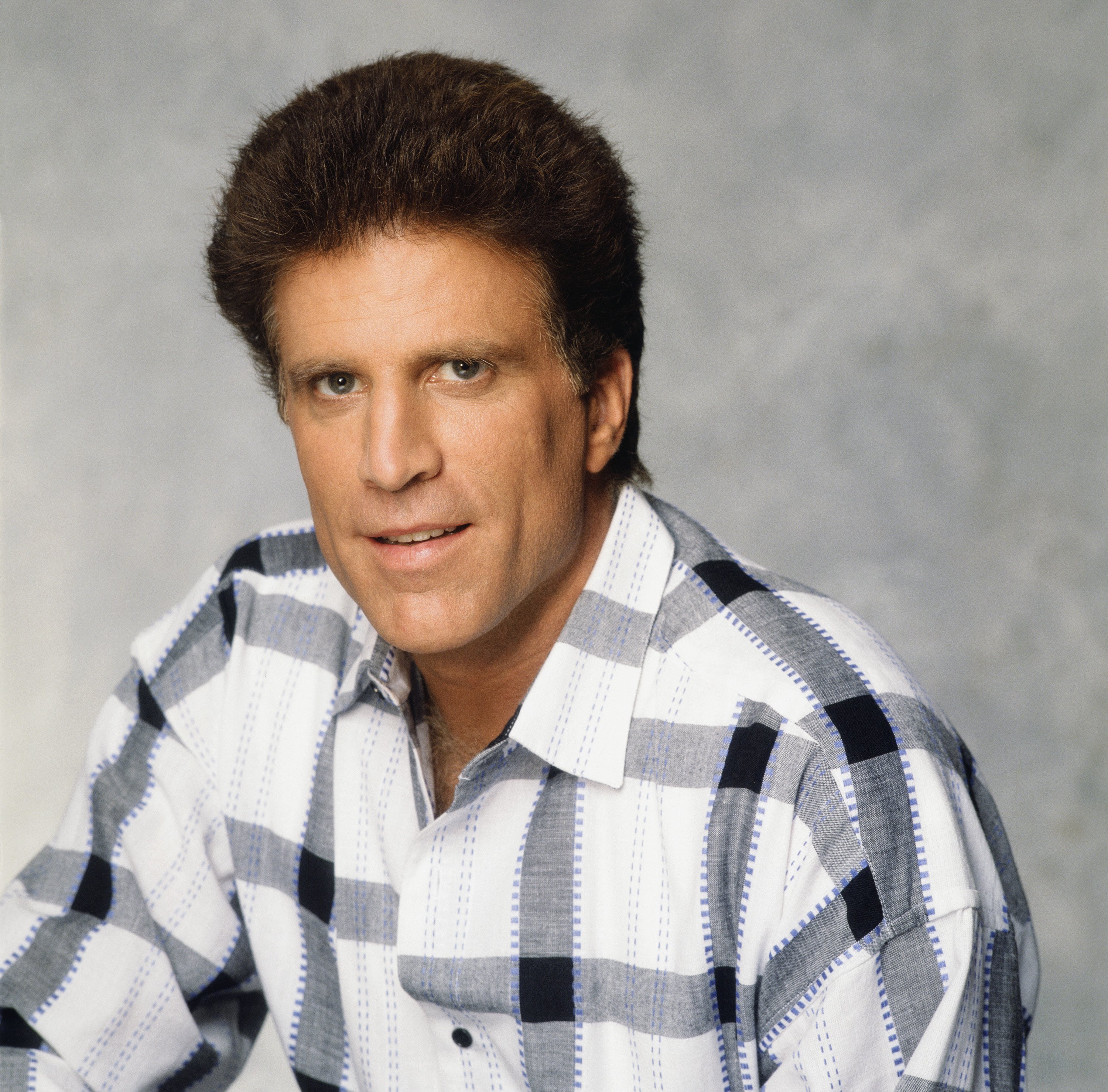 Actor Ted Danson as Sam Malone in the sitcom, "Cheers" during Season 7 on January 1, 1990.┃Source: Getty Images