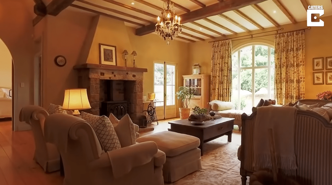 Living area of Olivia Newton-John's Farm Guest House. | Photo: YouTube/Caters Clips