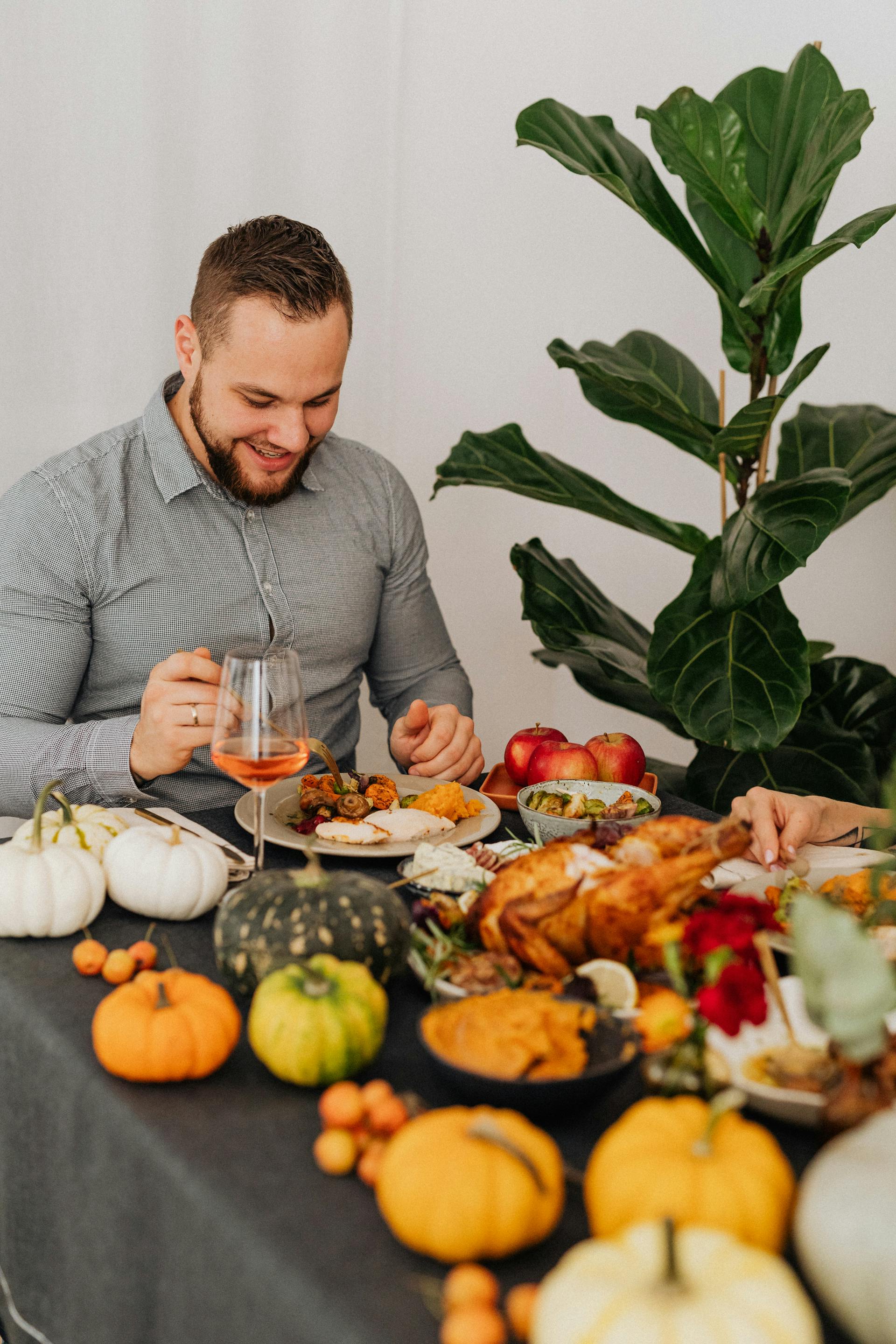 A man enjoying his dinner | Source: Pexels