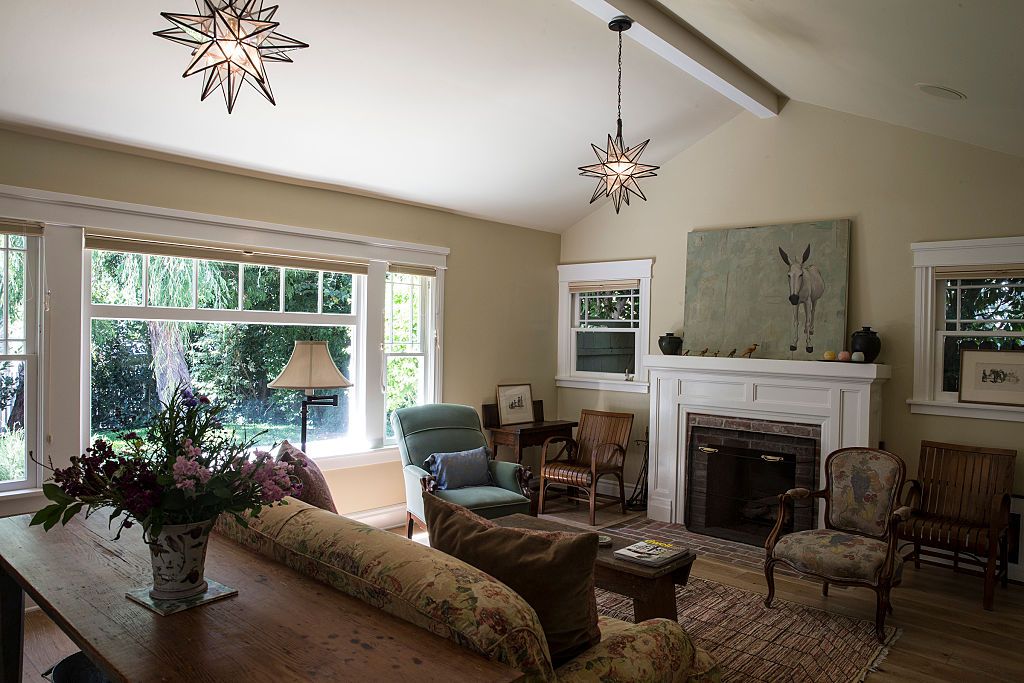 Inside the living room home of Linda Hunt by architect Linda Brettler. | Source: Getty Images