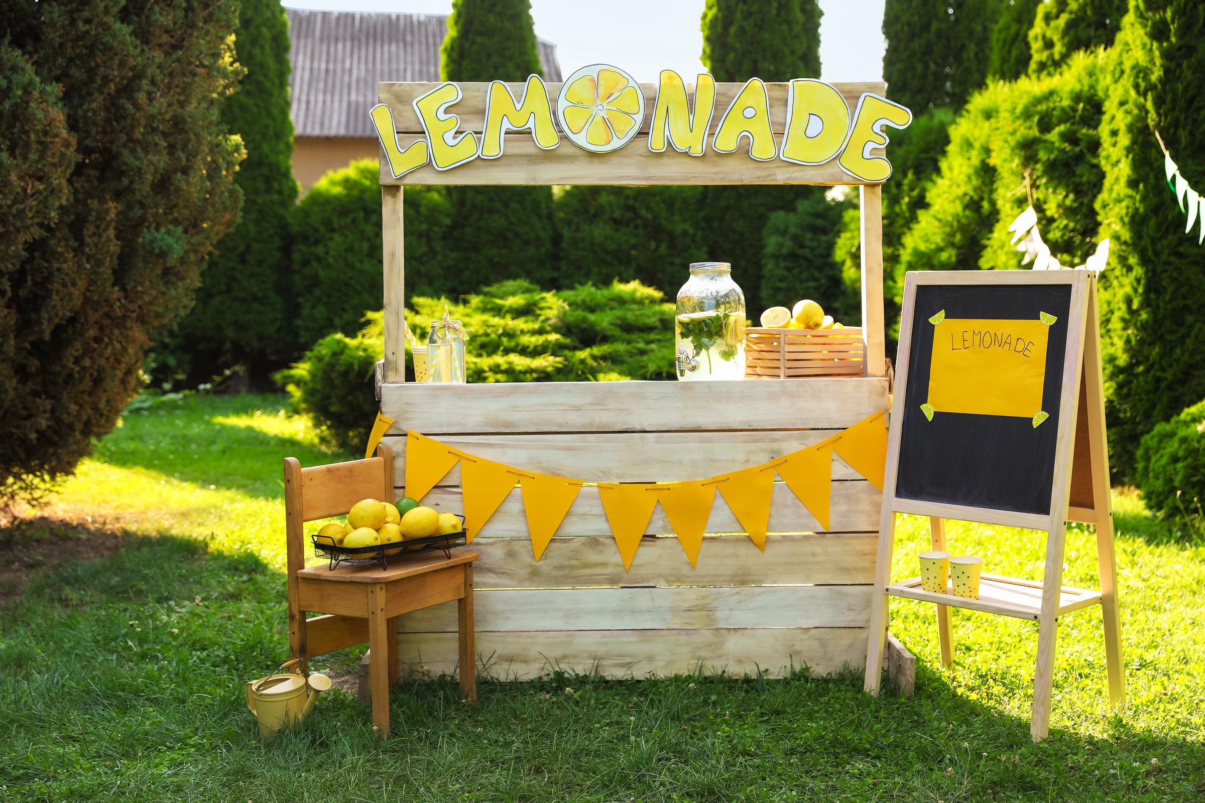 A lemonade stand placed in a garden | Source: Shutterstock