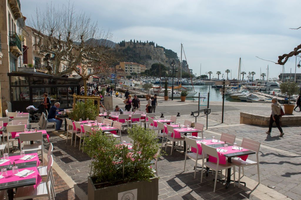 Un restaurant en plein air, à Marseille. | Photo : Getty Images