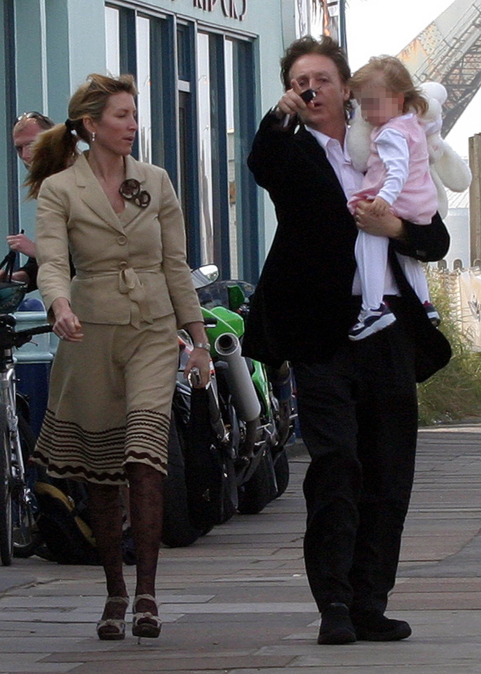 Paul y Heather McCartney con la bebé Beatrice Milly, de 1 año, junto al mar | Foto Getty Images
