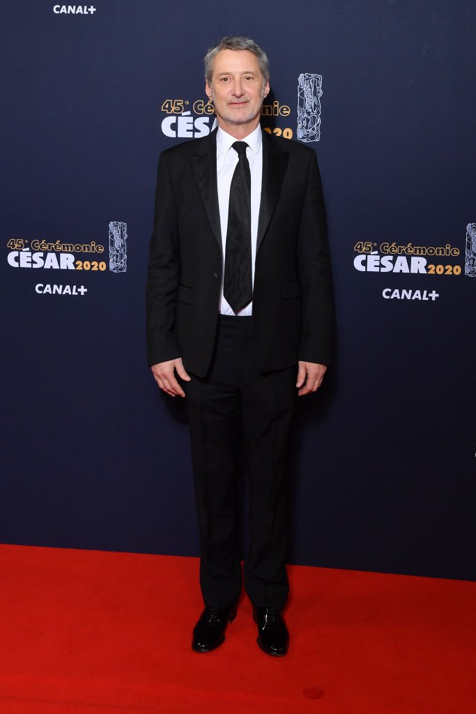 Antoine De Caunes arrive à la cérémonie des Cesar Film Awards 2020 à la salle Pleyel à Paris le 28 février 2020 à Paris, France. | Photo : Getty Images Antoine De Caunes arrive à la cérémonie des Cesar Film Awards 2020 à la salle Pleyel à Paris le 28 février 2020 à Paris, France. | Photo : Getty Images