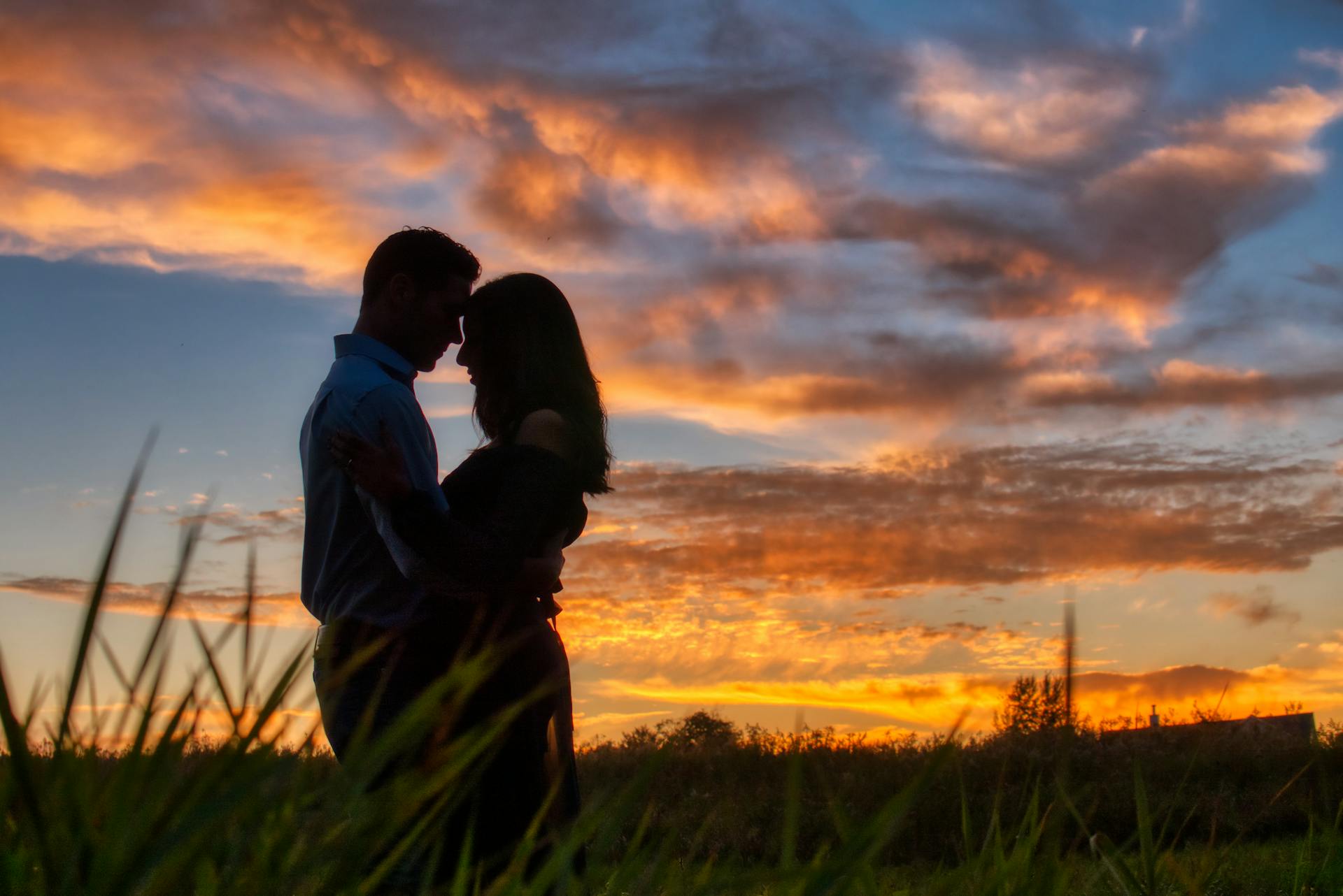 A couple hugging | Source: Pexels