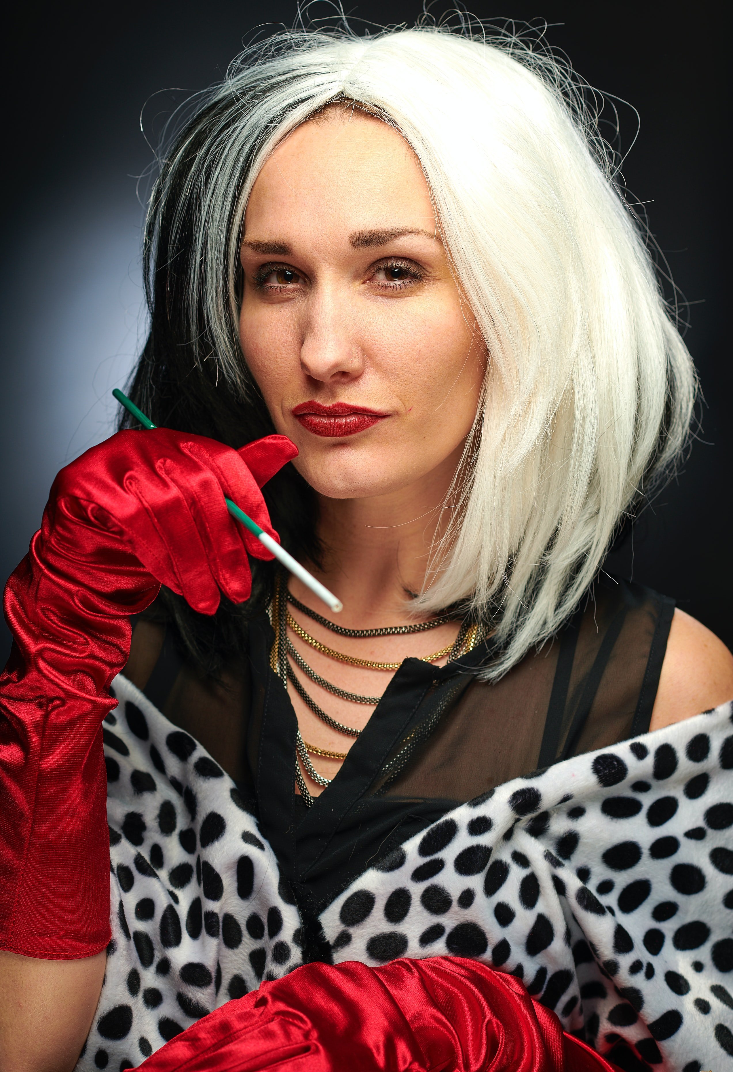 Mujer disfrazada de Cruella de Vil. | Foto: Unplash