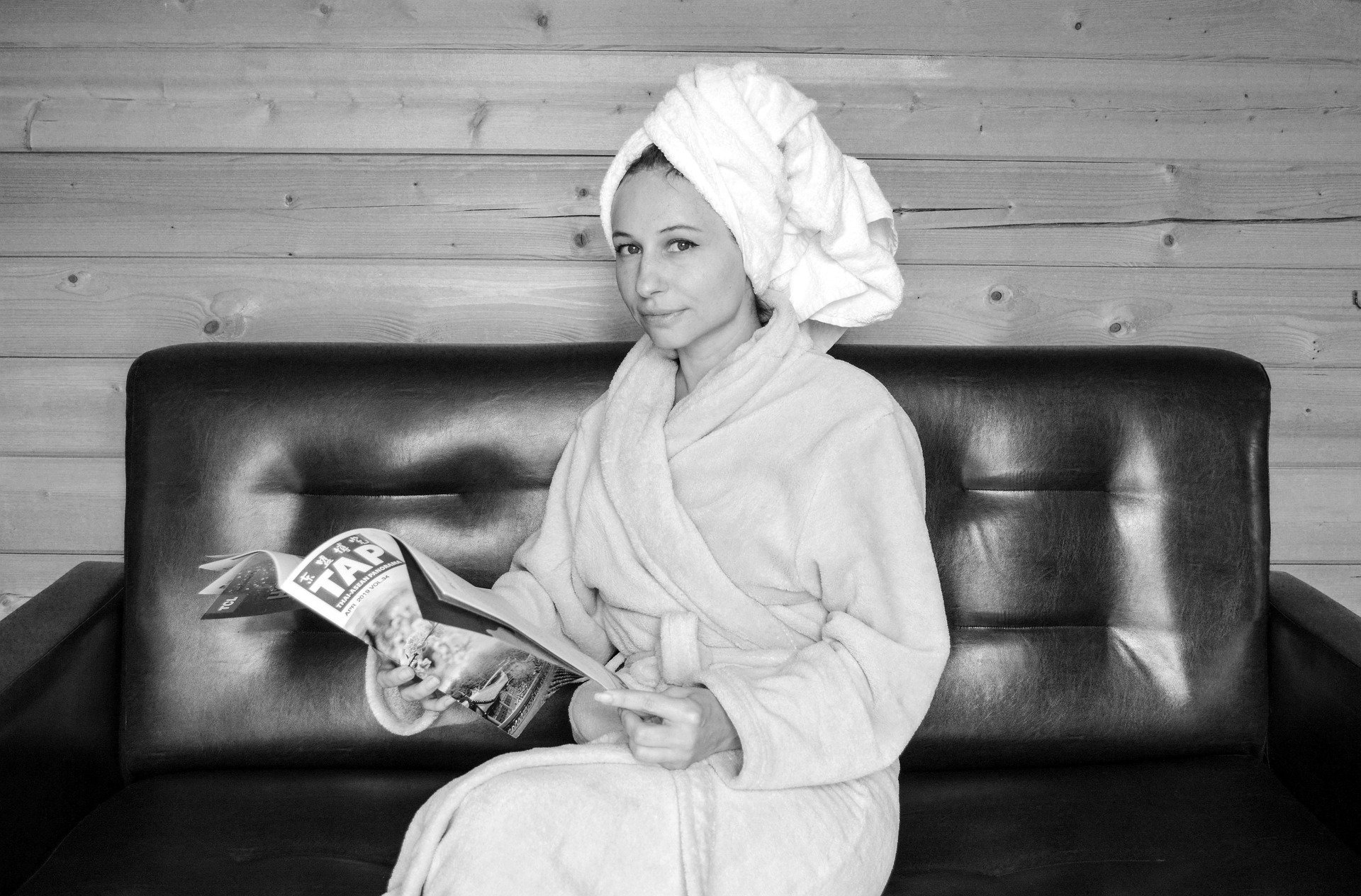 Une femme après une douche pendant ses vacances. Photo : Pixabay