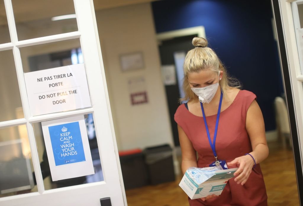 Une enseignante portant un masque anti-covid. l Source : Getty Images